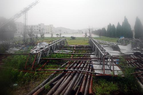 8月8日,象山縣鶴浦鎮(zhèn),臺風(fēng)登陸過后,路邊的廣告牌支架被吹倒。新華社記者 崔新鈺 攝