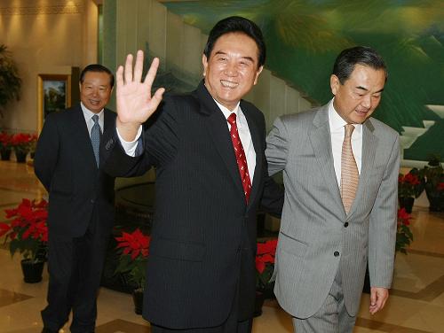 8月8日,海峽兩岸關系協(xié)會會長陳云林率海協(xié)會協(xié)商代表團乘機離開北京前往臺北,將于9日與臺灣?;鶗麻L江丙坤舉行兩會領導人第八次會談。 中共中央臺辦、國務院臺辦主任王毅(右)前往機場送行。新華社發(fā)(李方宇 攝)