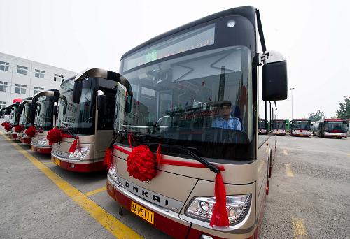 8月8日,40輛純電動公交車準(zhǔn)備投入運(yùn)營。當(dāng)日,天津市公交集團(tuán)引進(jìn)的40輛純電動公交車正式投入運(yùn)營,為乘客提供零排放、無污染、低噪聲的乘車環(huán)境。這40輛純電動公交車分別在兩條線路上運(yùn)營,這也是天津市在公共交通領(lǐng)域推進(jìn)節(jié)能減排的重要舉措。新華社記者 岳月偉 攝
