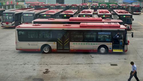 8月8日,40輛純電動公交車投入運(yùn)營。新華社記者 岳月偉 攝