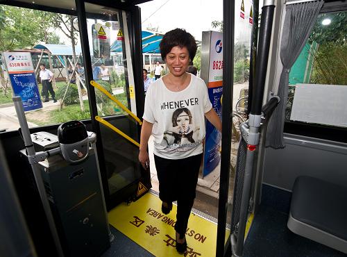 8月8日,一名市民乘坐投入運(yùn)營的純電動公交車。新華社記者 岳月偉 攝