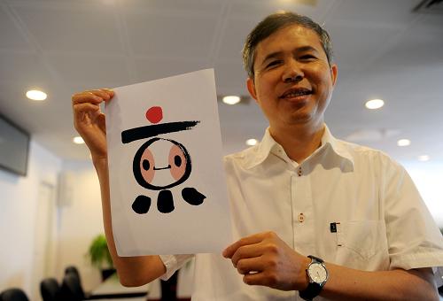 8月9日,“動(dòng)漫北京”標(biāo)志設(shè)計(jì)師吳冠英在發(fā)布會(huì)上展示由“京”字演變而來、結(jié)合京劇臉譜等元素的“動(dòng)漫北京”標(biāo)志。當(dāng)日,“動(dòng)漫北京”活動(dòng)新聞發(fā)布會(huì)在北京舉行。據(jù)介紹,北京市文化局,石景山區(qū)委、區(qū)政府及中國(guó)動(dòng)漫集團(tuán)將于8月23日至26日在全國(guó)農(nóng)業(yè)展覽館共同舉辦“動(dòng)漫北京”活動(dòng),活動(dòng)包括首屆民族原創(chuàng)動(dòng)漫形象大賽、民族動(dòng)漫成果展、動(dòng)漫產(chǎn)品推介交易會(huì)、論壇峰會(huì)等內(nèi)容以及COSPLAY大賽和動(dòng)漫主題婚禮等多種互動(dòng)活動(dòng)。新華社記者 羅曉光 攝