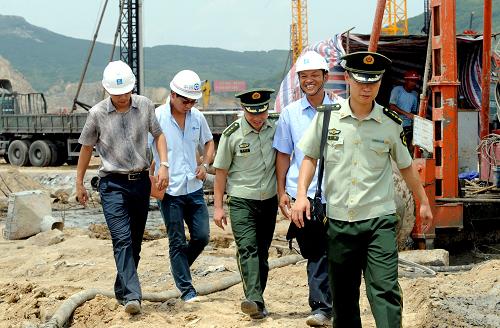 8月21日,平潭縣娘宮邊防派出所民警來到轄區(qū)建設(shè)工地辦理業(yè)務(wù)。福建省平潭綜合實(shí)驗(yàn)區(qū)開發(fā)建設(shè)引來數(shù)萬外來工前來務(wù)工。當(dāng)?shù)剡叿啦块T將警務(wù)服務(wù)窗口前移,主動深入建設(shè)工地為外來務(wù)工人員辦理暫住證、發(fā)放警民聯(lián)系卡,建立緊密警民關(guān)系,為他們生活工作排憂解難。新華社記者 張國俊 攝