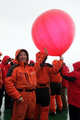 8月23日,為慶祝傳統(tǒng)節(jié)日七夕,“雪龍?zhí)?#8221;科考隊(duì)員將寫(xiě)有心愿的小紙條放入探空氣球并放飛,以表達(dá)對(duì)遠(yuǎn)方親人的思念與祝福。新華社記者 璩靜 攝