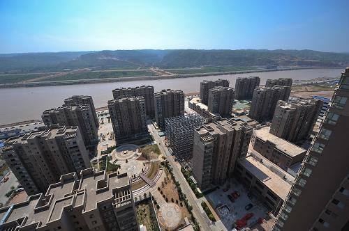 建成后的府谷縣新區(qū)一期經(jīng)濟(jì)適用房建設(shè)工地俯瞰(8月23日攝)。新華社記者 李鑫 攝
