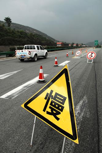 8月27日,包茂高速公路安塞段恢復(fù)雙向通車。當(dāng)日上午10時(shí),陜西省延安市境內(nèi)發(fā)生特大交通事故的包茂高速公路安塞段恢復(fù)雙向通車。8月26日2時(shí)許,位于陜西省延安市安塞縣境內(nèi)的包茂高速公路發(fā)生一起特大交通事故,一輛滿載旅客的雙層臥鋪客車與一輛運(yùn)送甲醇的重型罐車發(fā)生追尾碰撞,導(dǎo)致客車上36人死亡,3人受傷。新華社記者 李一博 攝
