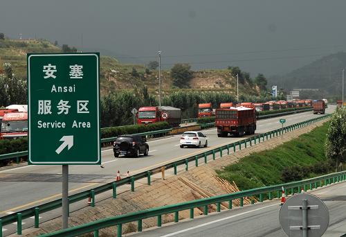 8月27日,包茂高速公路安塞段恢復(fù)雙向通車。新華社記者 李一博 攝