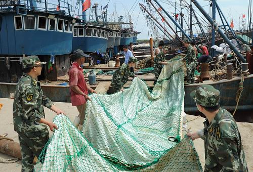 8月27日,青島營(yíng)海邊防派出所干警在轄區(qū)碼頭幫助漁民拉網(wǎng)上船。隨著9月1日的臨近,黃海、渤海為期三個(gè)月的伏季休漁期即將結(jié)束。為保障漁民順利開(kāi)海捕撈作業(yè),山東省青島市邊防、漁政等部門(mén)聯(lián)合開(kāi)展“護(hù)漁行動(dòng)”,靠前服務(wù)以預(yù)防和化解各類(lèi)漁事糾紛,并幫助漁船民搬運(yùn)漁具、補(bǔ)給出海物資,登船為漁船民辦理各類(lèi)出海漁船民證件等,切實(shí)保障開(kāi)漁期間海上治安秩序穩(wěn)定。新華社記者 李紫恒 攝