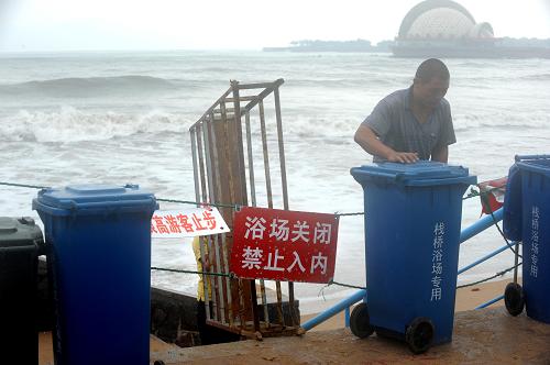 8月28日,青島第六海水浴場,一名工作人員在封鎖入口。新華社記者 李紫恒 攝