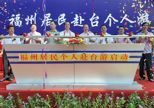 8月28日,福州居民赴臺(tái)個(gè)人游啟動(dòng)儀式在福州舉行。當(dāng)日,福州居民赴臺(tái)個(gè)人游啟動(dòng)儀式在福州五一廣場(chǎng)舉行。福州是繼廈門(mén)市之后福建省第二個(gè)被國(guó)家列為赴臺(tái)個(gè)人游的試點(diǎn)城市。目前福建省具有赴臺(tái)游組團(tuán)資質(zhì)的旅行社12家,福州市有7家。新華社記者 林善傳 攝