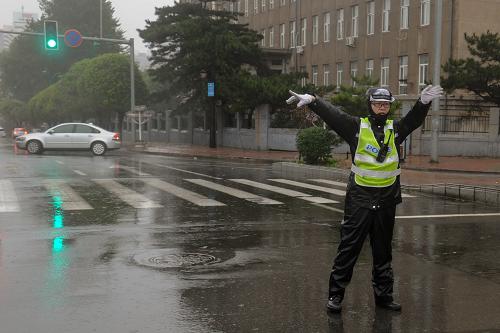 8月28日,在吉林省長(zhǎng)春市,一名女交警在雨中疏導(dǎo)車流。受臺(tái)風(fēng)“布拉萬(wàn)”影響,28日夜間至29日,吉林省多地出現(xiàn)大到暴雨并伴有6至7級(jí)大風(fēng)。暴雨大風(fēng)天氣使一些路段出現(xiàn)積水,對(duì)市民出行產(chǎn)生不小影響。新華社記者 張楠 攝