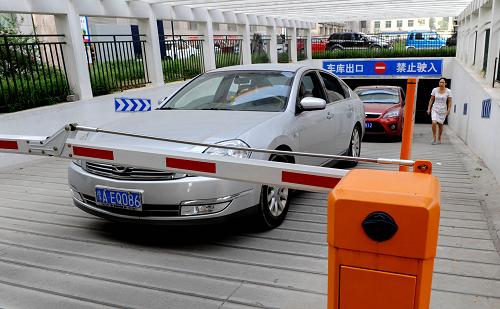 8月29日,車輛從鄭州一個(gè)居民小區(qū)的地下車庫駛出。新華社記者 朱祥 攝
