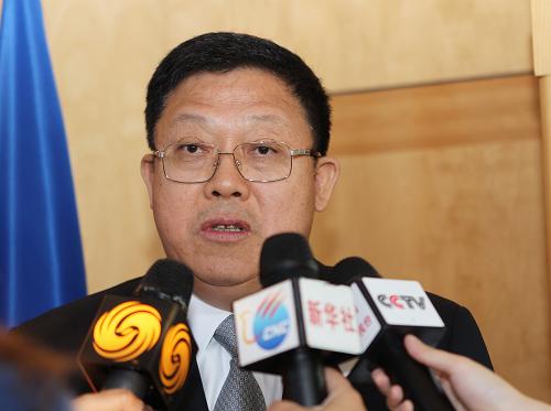 9月17日,在法國巴黎,中國商務(wù)部貿(mào)易談判副代表崇泉在會談后接受媒體采訪。中國商務(wù)部貿(mào)易談判副代表崇泉當(dāng)日率中國政府代表團(tuán)在巴黎與法國經(jīng)濟(jì)與法國財政部競爭力、工業(yè)與服務(wù)總司司長呂克·魯索舉行會談,就歐盟對中國光伏產(chǎn)品反傾銷立案調(diào)查進(jìn)行溝通與磋商。新華社記者 高靜 攝