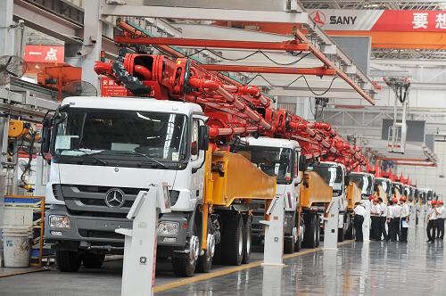 長沙三一重工泵車生產(chǎn)車間(9月11日攝)。今年以來,長沙市致力打造工程機械千億產(chǎn)業(yè)集群,力爭到2015年,長沙工程機械年總產(chǎn)值突破3000億元。上世紀90年代初期起步,經(jīng)過20多年的發(fā)展,工程機械產(chǎn)業(yè)已成為長沙最具核心競爭力的工業(yè)主導產(chǎn)業(yè)之一。據(jù)統(tǒng)計,長沙共有規(guī)模企業(yè)30余家,從業(yè)人員10萬人,主要生產(chǎn)12個大類、100多個小類、400多個型號規(guī)格的工程機械產(chǎn)品。以中聯(lián)重科、三一重工、山河智能等為代表的一批優(yōu)勢企業(yè)異軍突起,在混凝土泵車、起重機、壓路機、靜力壓樁機等14個產(chǎn)品類別中,具有強大競爭優(yōu)勢。目前,在全球工程機械產(chǎn)業(yè)重心加速向中國轉(zhuǎn)移的大勢下,長沙正在全力打造工程機械配套產(chǎn)業(yè),延伸產(chǎn)品鏈,夯實發(fā)展基礎,加速產(chǎn)業(yè)結(jié)構(gòu)升級,推進產(chǎn)品向高端、大型、智能化拓展。據(jù)悉,今年長沙工程機械產(chǎn)業(yè)新建、續(xù)建項目達29個,全年計劃投資額達42.62億元,達產(chǎn)后將新增產(chǎn)值603.9億元,新增利稅近10億元。在一系列重大產(chǎn)業(yè)項目的強勢帶動下,長沙工程機械產(chǎn)業(yè)產(chǎn)值將迎來跨越式增長。新華社記者 龍弘濤 攝