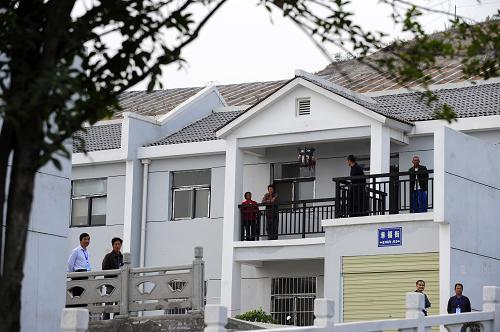 9月18日,最后一批搬遷入住新家的湖北省鄖縣柳陂鎮(zhèn)移民在家門口觀看中線庫區(qū)移民搬遷結(jié)束儀式。新華社記者 郝同前 攝