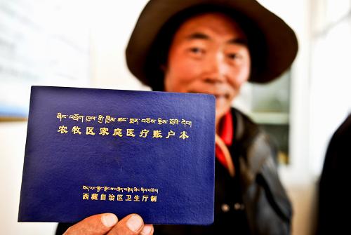 西藏那曲地區(qū)巴青縣牧民展示農(nóng)牧區(qū)家庭醫(yī)療賬戶本(9月8日攝)。新華社記者 普布扎西 攝