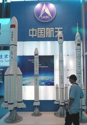 9月19日,在南非比勒陀利亞,參觀者在非洲航空航天防務(wù)展上參觀中國(guó)航天科技集團(tuán)公司展出的4種運(yùn)載火箭模型。新華社記者 李啟華 攝