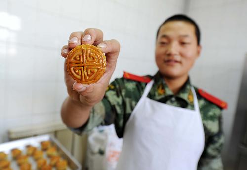 9月21日,武警寧夏總隊(duì)直屬支隊(duì)的戰(zhàn)士在展示他們自己動(dòng)手制作的月餅。隨著中秋節(jié)的臨近,武警寧夏總隊(duì)直屬支隊(duì)組織戰(zhàn)士們?cè)谟?xùn)練之余制作月餅。戰(zhàn)士們自己動(dòng)手制作的月餅不僅供應(yīng)營地,還將在中秋節(jié)當(dāng)天分發(fā)給當(dāng)?shù)氐能妼?,讓軍民一同迎接中秋佳?jié)的到來。新華社記者 彭昭之 攝