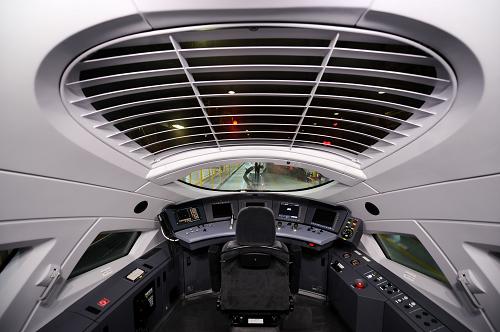 圖為CRH380B型高寒動車組駕駛室內(nèi)部(10月6日攝)。10月8日,高寒鐵路哈大客運(yùn)專線開始全線試運(yùn)行。其使用的CRH380B型高寒動車組由中國北車長春軌道客車股份有限公司設(shè)計制造,設(shè)計時速350公里。該車具備防雪、抗寒性能,可以在零下38攝氏度低溫環(huán)境下持續(xù)運(yùn)行。哈大客運(yùn)專列北至哈爾濱,南到大連,途徑長春、沈陽等,共計24站,全程僅需3個多小時,它的開通將大大緩解東三省運(yùn)輸壓力。新華社發(fā)(張楠攝)