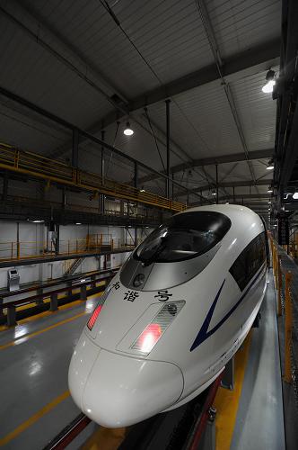 圖為一列將要投入試運(yùn)行的哈大線CRH380B型高寒動車組(10月6日攝)。新華社發(fā)(張楠攝)