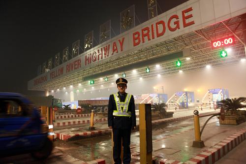 10月8日零時(shí),車(chē)輛免費(fèi)通過(guò)鄭州黃河公路大橋收費(fèi)站。10月7日,河南省收費(fèi)公路專項(xiàng)清理工作領(lǐng)導(dǎo)小組宣布,從10月8日零時(shí)起,鄭州黃河公路大橋終止收取通行費(fèi)。這意味著作為河南省第一條收費(fèi)橋梁,鄭州黃河公路大橋?qū)⒔Y(jié)束26年的收費(fèi)歷史,正式回歸公益。鄭州黃河公路大橋是連接黃河南北兩岸的交通大動(dòng)脈,自1986年10月1日建成通車(chē),并開(kāi)始收取通行費(fèi)至今,至2000年8月屬收費(fèi)還貸性公路;2000年8月至今,經(jīng)批準(zhǔn)轉(zhuǎn)為經(jīng)營(yíng)性收費(fèi)公路,屬于河南中原高速公路股份有限公司上市資產(chǎn)。2011年國(guó)家五部委開(kāi)展了收費(fèi)公路專項(xiàng)清理工作,河南省綜合各方意見(jiàn)并積極研究落實(shí)終止收費(fèi)、權(quán)益處置方案等問(wèn)題,各部門(mén)經(jīng)過(guò)一年多的努力,決定終止黃河公路大橋收費(fèi)。新華社發(fā)(陳代述 攝)