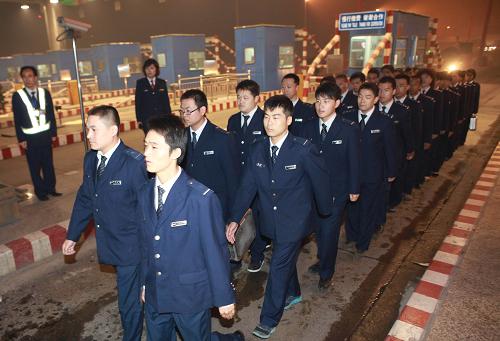 10月7日晚,鄭州黃河公路大橋收費(fèi)站的近30名工作人員整齊列隊(duì),準(zhǔn)備離開(kāi)。新華社發(fā)(陳代述 攝)