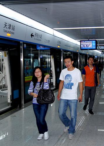 10月7日,市民乘坐地鐵3號(hào)線出行。新華社發(fā)(張晨霖 攝)