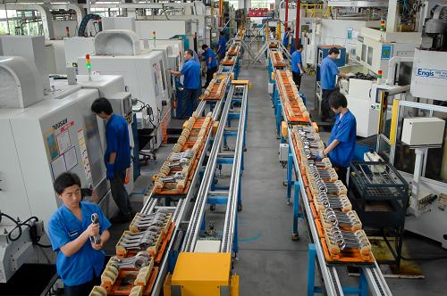 山東省文登市天潤曲軸股份有限公司某生產(chǎn)線(8月1日攝)。10月9日,記者從山東省經(jīng)信委了解到,今年上半年山東省裝備制造業(yè)“低開高走”,規(guī)模以上工業(yè)增加值增長9%,低于去年17.9%的增速,高檔數(shù)控機(jī)床、海洋工程、風(fēng)電裝備、航空航天等高端產(chǎn)業(yè)成增長新動(dòng)力。新華社記者 郭緒雷 攝