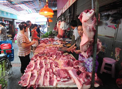 10月9日,市民在廣西南寧市埌東菜市購(gòu)買豬肉。據(jù)新華社全國(guó)農(nóng)副產(chǎn)品和農(nóng)資價(jià)格行情系統(tǒng)監(jiān)測(cè)數(shù)據(jù)顯示,8月份以來(lái),全國(guó)豬肉價(jià)格漲勢(shì)明顯,9月底開始出現(xiàn)回落。與9月30日相比,10月8日,豬后臀尖肉、豬五花肉價(jià)格分別下降1%、0.9%。目前,全國(guó)豬肉價(jià)格明顯低于2011年同期,10月8日價(jià)格同比下降約18%。新華社記者 黃孝邦 攝