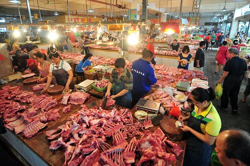 10月9日,市民在廣西南寧市埌東菜市購(gòu)買豬肉。新華社記者 黃孝邦 攝