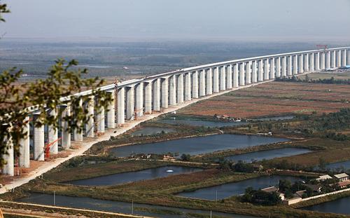這是10月9日拍攝的晉陜黃河特大橋。10月12日,我國高速鐵路跨越黃河最長、建設規(guī)模最大的橋梁——大同至西安客運專線晉陜黃河特大橋順利合龍。據(jù)了解,晉陜黃河特大橋連接山西省永濟市和陜西省合陽縣,是大西客運專線“三隧一橋”重點控制工程之一。大橋全長9969米,自西向東跨越黃河,連接起山西、陜西兩省,是目前我國高速鐵路跨越黃河最長、建設規(guī)模最大的橋梁,堪稱“高鐵黃河第一橋”。新華社發(fā)(高俊 攝)