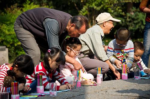10月16日,老人們在觀看孩子們現(xiàn)場繪制賀卡。新華社記者 徐昱 攝