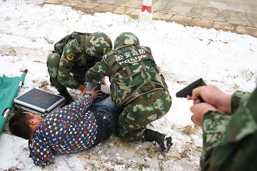 10月16日,在內(nèi)蒙古錫林郭勒盟,邊防支隊官兵在嘎達布其治安檢查點進行針對闖關(guān)不法分子的演練。近年來,內(nèi)蒙古錫林郭勒盟邊防支隊以草原110為載體,結(jié)合通訊網(wǎng)絡、報警網(wǎng)點、由群眾參與組建的治安聯(lián)防隊以及解放軍和武警機動巡邏隊等,探索建立了具有邊防特色的草原110打防控體系。目前,草原110網(wǎng)絡覆蓋錫林郭勒盟1000公里邊防線和7萬平方公里邊境管理區(qū),成為管控邊境的“千里眼”和“順風耳”。2010年以來,錫林郭勒盟邊境草原110先后為群眾辦實事、解難事1萬余件,搶救轉(zhuǎn)移危難群眾335人,挽回財產(chǎn)損失8000余萬元,在千里草原構(gòu)建起一道維護邊疆安定、草原安寧的鋼鐵長城。新華社記者 張帆 攝