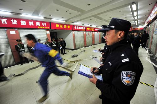 11月5日,民警在觀看天津都行商城員工參加消防技能比賽。新華社發(fā)(史嵩 攝)