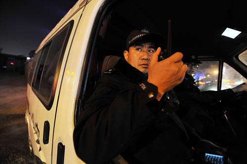 1月9日,110民警周建寶通過對(duì)講機(jī)接聽中心發(fā)布的警情。新華社記者 彭昭之 攝