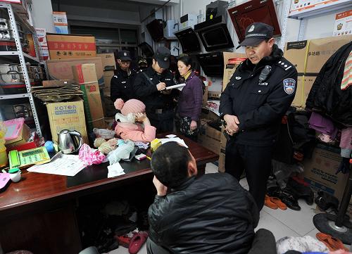 1月9日,110民警周建寶(右)帶著協(xié)警白玉、柯瑋協(xié)調(diào)一起家庭糾紛。新華社記者 彭昭之 攝