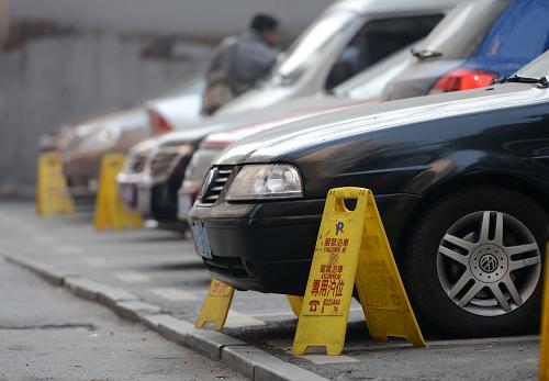 南昌市東湖區(qū)蛤蟆街一處泊車(chē)位(1月10日攝)。從2013年1月起,南昌實(shí)行停車(chē)15分鐘內(nèi)免收停車(chē)服務(wù)費(fèi)的惠民舉措,同時(shí),車(chē)輛駕駛?cè)顺謿埣踩藢?zhuān)用駕駛證免收停車(chē)服務(wù)費(fèi),搶修車(chē)、工程車(chē)等特種車(chē)輛免收停車(chē)服務(wù)費(fèi)。 新華社記者 周科 攝