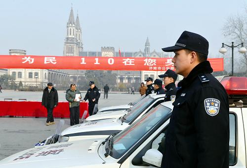 1月10日,濟(jì)南市公安局歷城區(qū)分局在展示“110”巡邏車。新華社記者 朱崢 攝