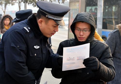 1月10日,一位民警在向市民介紹“110”功能。新華社記者 朱崢 攝