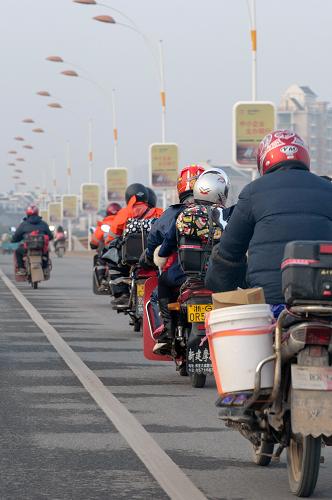 1月31日,江西籍務(wù)工人員騎行在回鄉(xiāng)路上,他們的摩托車上馱滿了行李。新華社記者 鞠煥宗 攝