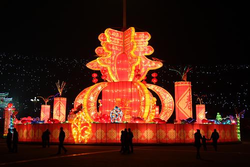 2月17日,游客在山西省陽(yáng)城縣惠澤園展區(qū)觀賞彩燈。 當(dāng)晚,山西省陽(yáng)城縣元宵節(jié)燈會(huì)亮燈。本屆燈會(huì)堅(jiān)持節(jié)儉、低碳、重復(fù)利用的原則,營(yíng)造出紅火、喜慶、祥和的傳統(tǒng)節(jié)日氛圍,喜迎元宵佳節(jié)的到來(lái)。新華社發(fā)(陳元梓 攝)