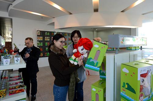 2月19日,在首家北京園博會(huì)特許商品團(tuán)購(gòu)展示中心,工作人員向顧客介紹園博會(huì)特許商品。新華社發(fā)