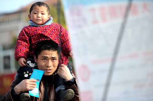 2月22日,在安徽省長(zhǎng)豐縣杜集鄉(xiāng),一名求職者在查看招聘信息。新華社記者 劉軍喜 攝