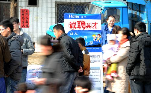 2月22日,在安徽省長(zhǎng)豐縣杜集鄉(xiāng),招聘會(huì)吸引不少求職者。新華社記者 劉軍喜 攝