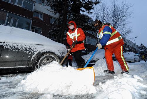3月1日,長(zhǎng)春市朝陽區(qū)的環(huán)衛(wèi)工人在進(jìn)行清雪作業(yè)。當(dāng)日,吉林省內(nèi)的強(qiáng)降雪仍在持續(xù),長(zhǎng)春市各部門及時(shí)啟動(dòng)暴雪應(yīng)急預(yù)案,積極應(yīng)對(duì)降雪。清晨3時(shí),萬余名環(huán)衛(wèi)工人及千余輛清雪車早早上崗,清理路面積雪,保證人們順利出行。新華社記者 許暢 攝