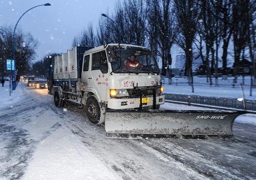 3月1日,清雪車在清理路面積雪,早上6點(diǎn)時(shí),長(zhǎng)春市各主干道上的積雪已基本清理完畢。新華社記者 許暢 攝