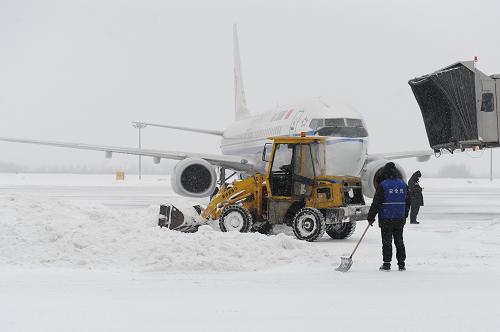 3月1日,長春龍嘉國際機(jī)場停機(jī)坪內(nèi),工人正在清理積雪。因暴雪臨時(shí)關(guān)閉的長春龍嘉國際機(jī)場于2月28日晚間恢復(fù)開放,機(jī)場、各航空公司、高速交警、邊檢站多部門協(xié)同配合,采取了積極清雪、加開高速機(jī)場大巴、延長辦理手續(xù)時(shí)間、提供住宿等多種措施,至3月1日早10點(diǎn),連夜疏導(dǎo)旅客5000余名。新華社記者 張楠 攝