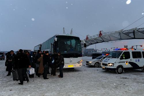 3月1日,由于暴雪致高速公路封閉,出行旅客換乘機(jī)場大巴前往長春龍嘉國際機(jī)場。新華社記者 張楠 攝