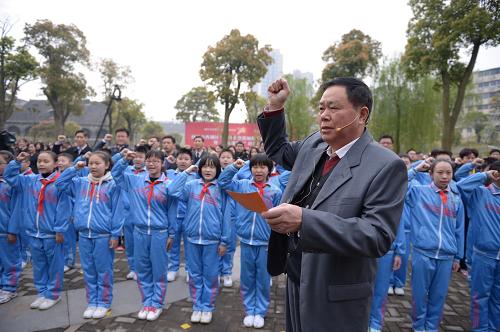 3月29日,全國勞模邱娥國在南昌市西湖區(qū)祭奠緬懷革命先烈活動(dòng)中帶領(lǐng)學(xué)生和群眾宣誓。當(dāng)日,江西南昌市西湖區(qū)啟動(dòng)十萬群眾祭奠緬懷革命先烈活動(dòng)。約兩千人在南昌市西湖區(qū)新四軍軍部舊址陳列館前緬懷革命先烈,向革命先烈塑像敬獻(xiàn)花圈,并齊唱歌曲《永遠(yuǎn)跟黨走》。新華社記者 周密 攝