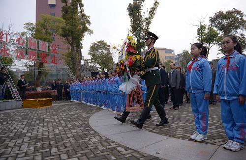 3月29日,南昌市西湖區(qū)群眾在新四軍軍部舊址陳列館前參加祭奠緬懷革命先烈活動(dòng)。新華社記者 周密 攝